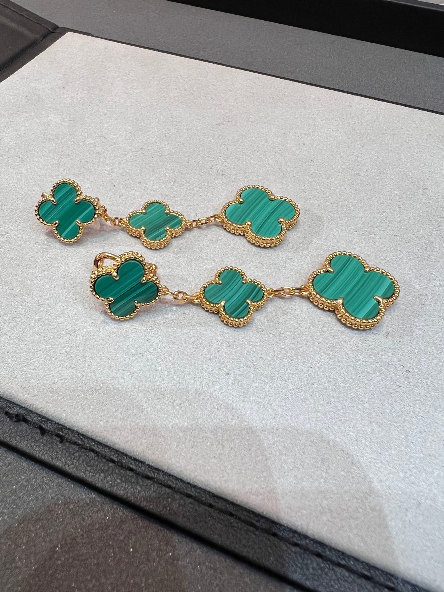 CLOVER MALACHITE 3 MOTIFS GOLD EARRINGS