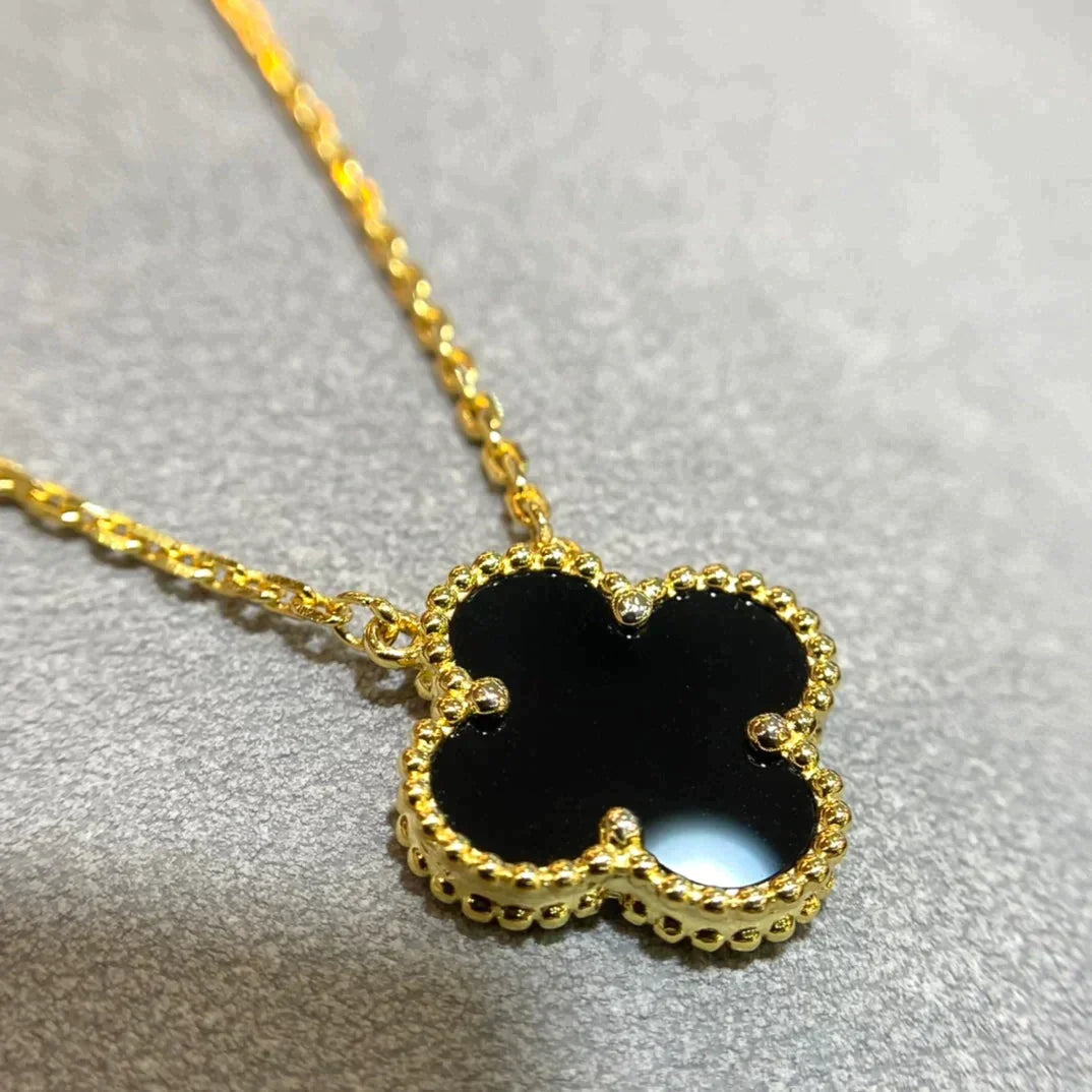 CLOVER PENDANT ONYX NECKLACE