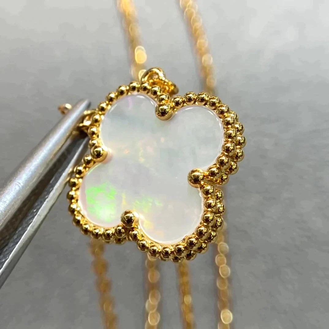 CLOVER PENDANT WHITE MOP NECKLACE