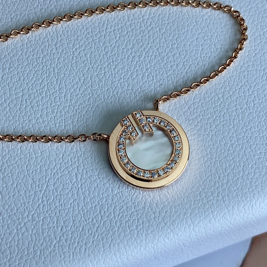 T DIAMOND CIRCLE PENDANT NECKLACE