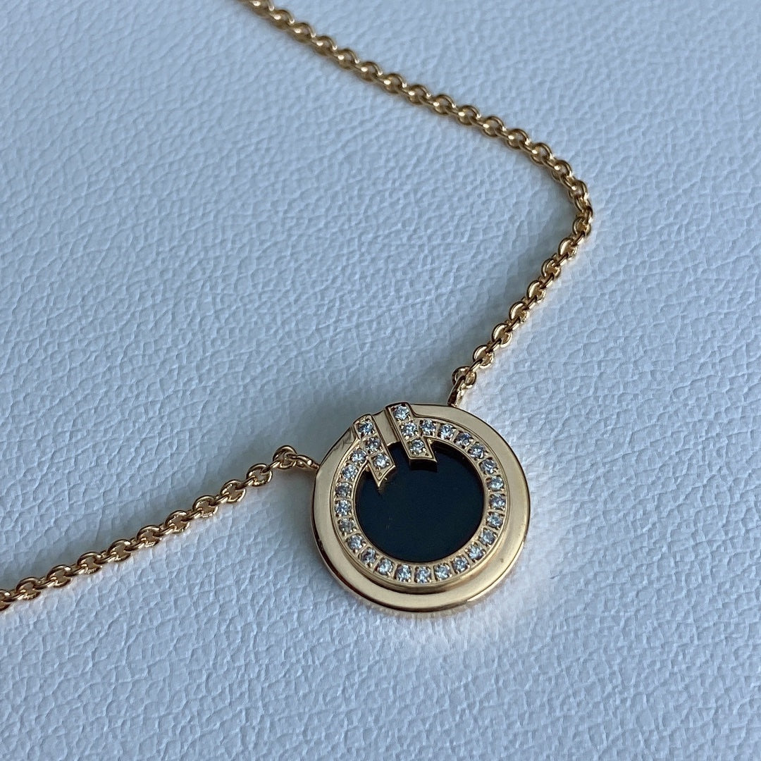 T DIAMOND CIRCLE PENDANT NECKLACE