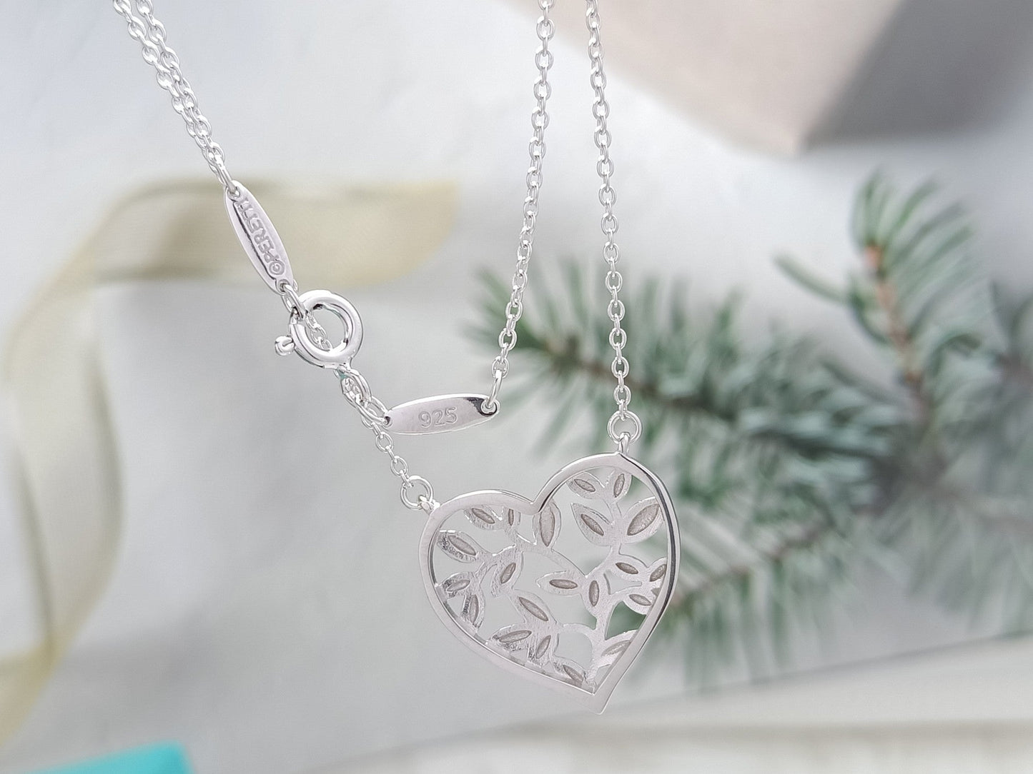 HEART LEAF PENDANT NECKLACE