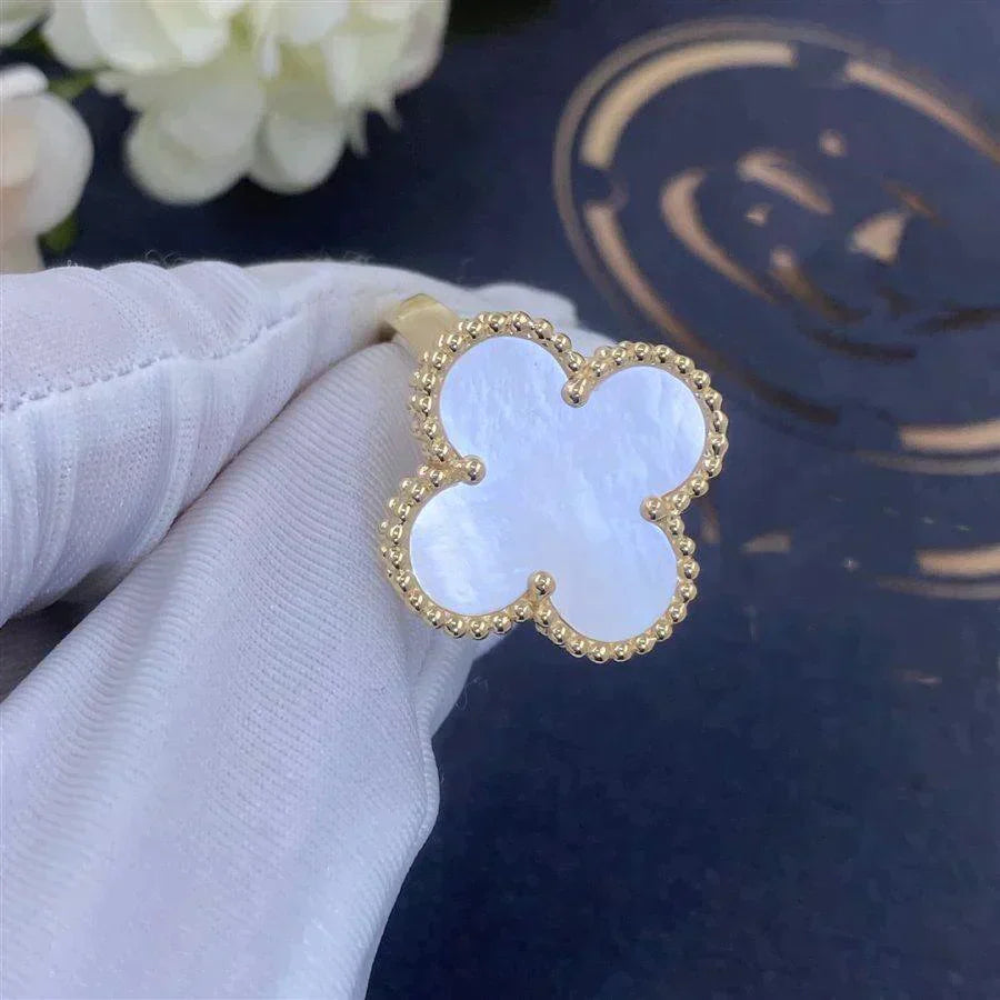 CLOVER WHITE MOP RING